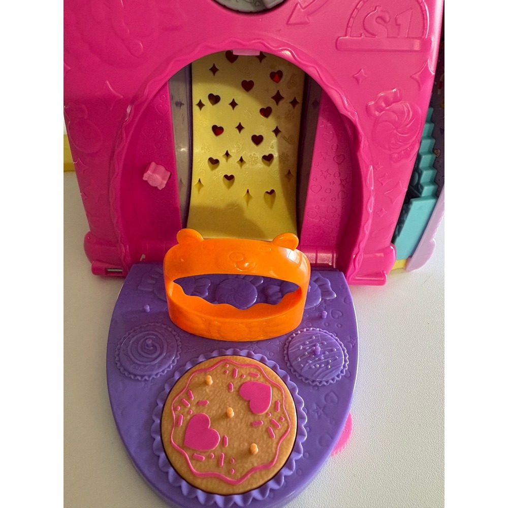 Polly Polly Pocket Gumball Bear Candy Shop Complete w Dolls &‎ Accessories - Picture 5 of 9